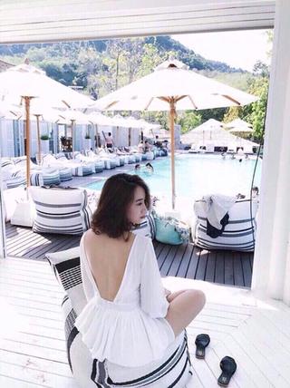 Đầm nút bọc xẻ lưng
