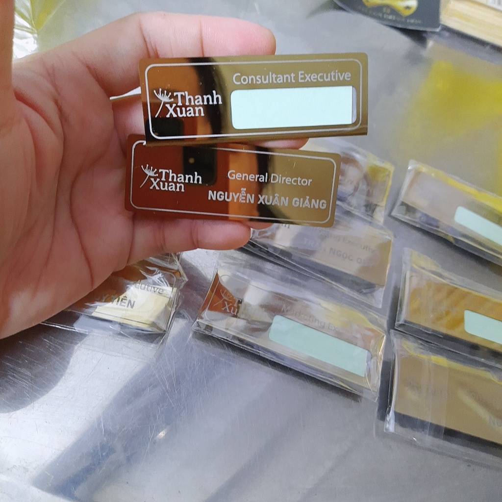 Bảng tên nhân viên inox vàng khắc laser lồng tên- In Bạch Dương