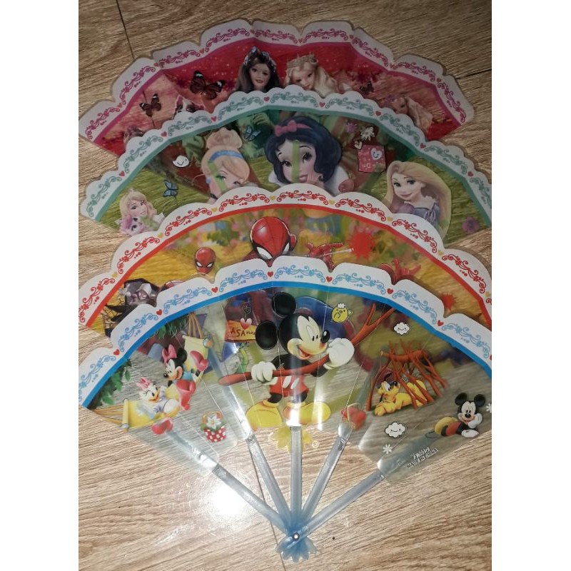 Một chiếc quạt nhựa cầm tay loại lớn dài 20 cm rất đẹp