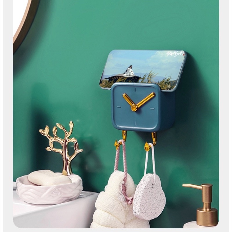 Kệ đựng remote dán tường hình ĐỒNG HỒ có rãnh sạc điện thoại &amp; 2 móc treo phụ kiện - Giá treo remote dán tường mẫu mới