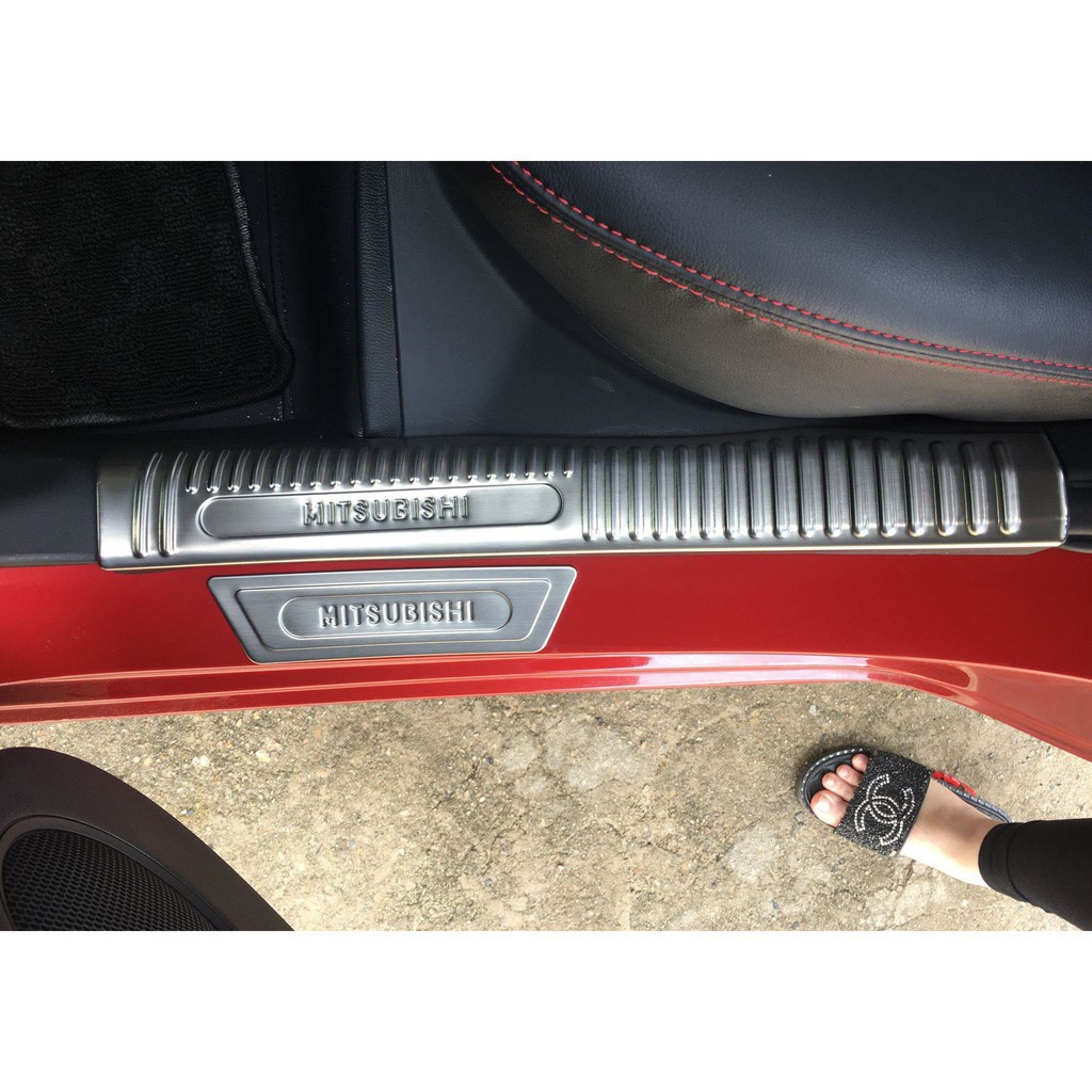Ốp trang trí bậc cửa xe Mitsu Attrage mẫu inox