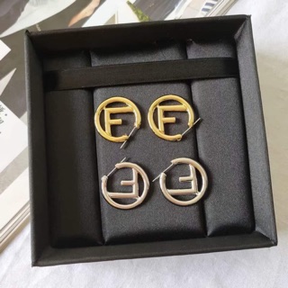 Khuyên tai Fendi khoen nhỏ xinh sang chảnh hình thật mẫu đeo