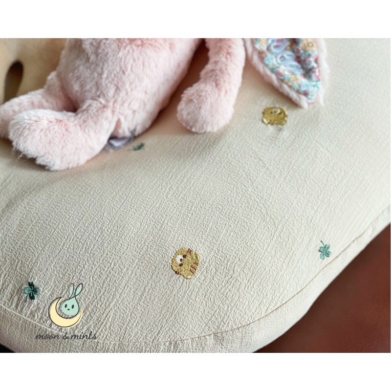 Gối chống trào ngược thêu họa tiết Moon&Mints - thiết kế nguyên khối không gây võng lưng, vỏ gối ripple