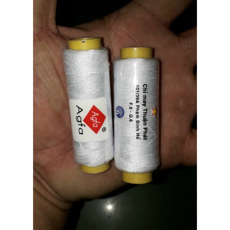 Hai cuộn chỉ màu trắng hoặc đen dùng may vá loại nhỏ