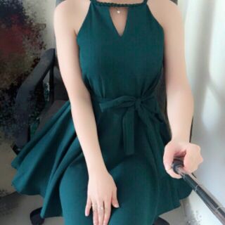 Đầm cổ yếm