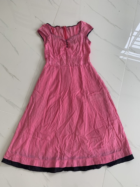 Đầm xoè cổ vuông tim