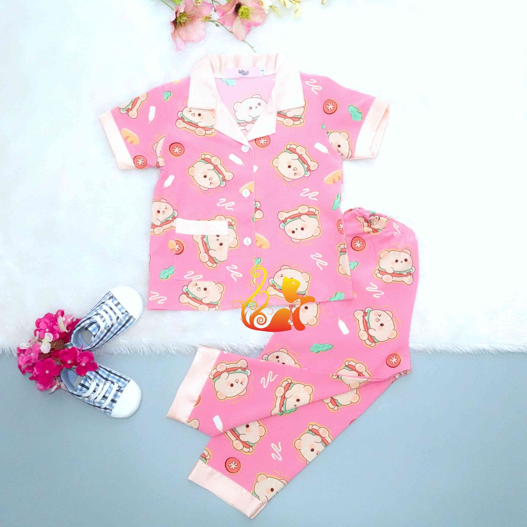 Đồ Bộ Pijama Satin Lụa Hàn &quot;Gấu Ham bơ gơ&quot; Phối Cổ Trơn Quần Dài Cho Bé - Từ 12kg - 42kg.