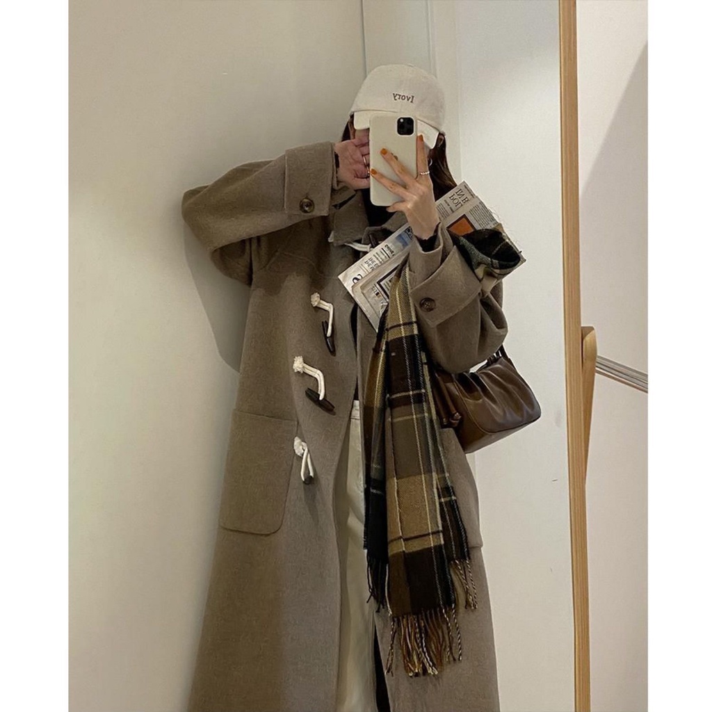 The girl's coat is autumn and winter style, the Korean version is loose and thin, the horn buckle is small, and the coat is medium and long.