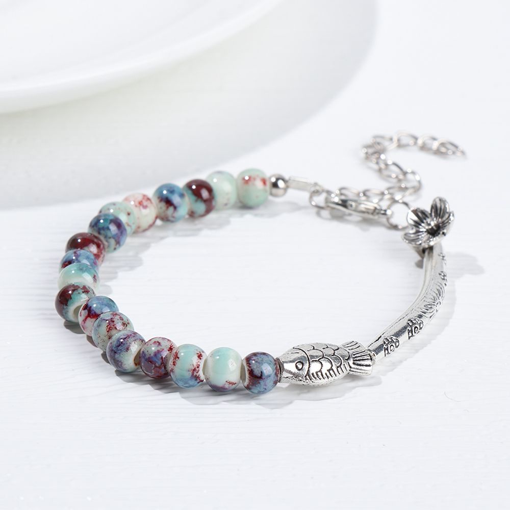 Vòng tay đính hạt phong cách dân tộc mới phổ biến cho nữ