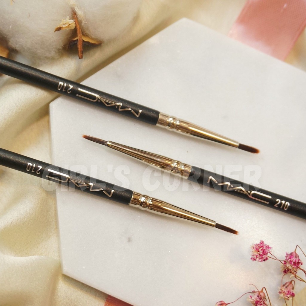 Cọ Eyeliner MAC 210