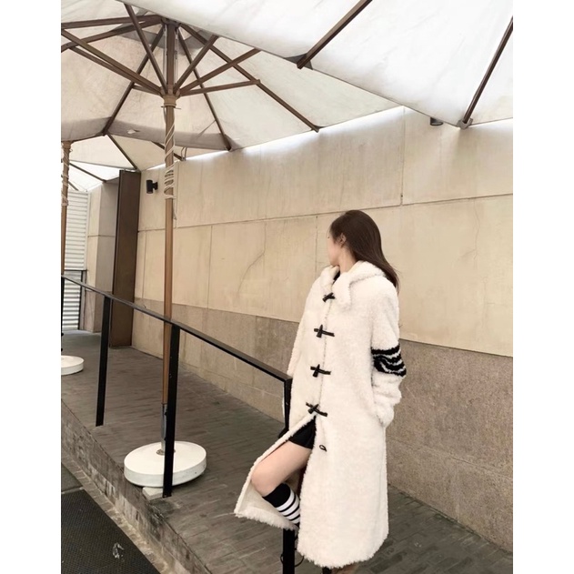 Áo khoác lông cừu có mũ dáng dài qua gối thương hiệu thời trang cao cấp Thom Browne cao cấp