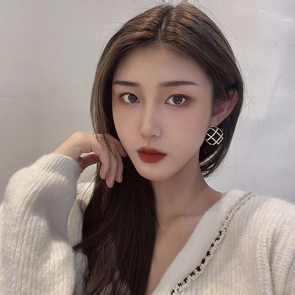 Khuyên tai tròn cổ điển họa tiết caro thời trang phong cách