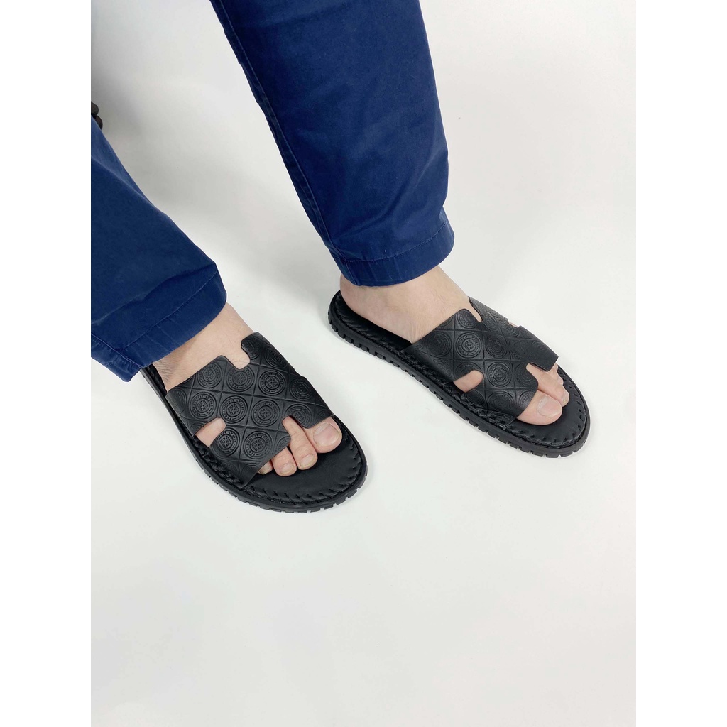 Dép nam quai ngang 100% da bò. Dép 𝐇𝐌 𝐌𝐚̃ 𝐀𝐁-𝟏𝟎𝟎𝟒 Đ𝐞̂́ 𝐊𝐡𝐚̂𝐮 chất da xịn chống bong tróc, chống hôi chân