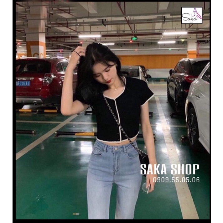 Áo thun trắng đen tay ngắn đường viền nút khác màu