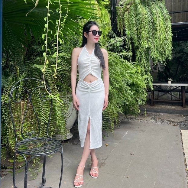 Đầm yếm xốp nhúm ngực ôm body khoét hở rốn xẻ tà giữa cực xinh , chất thun xốp mềm mát
