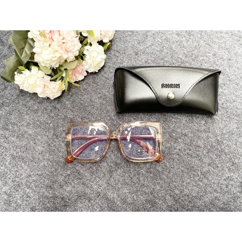 Kính Trắng chống ánh sáng Xanh Shein sang sịn mịn ạ, Có Mail mua hàng tại web của hãng.