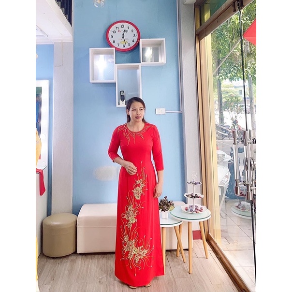 Áo dài đỏ tươi đính kết hoa dải tà hoa vàng đồng cổ tròn, tay lỡ thiết kế sang chảnh