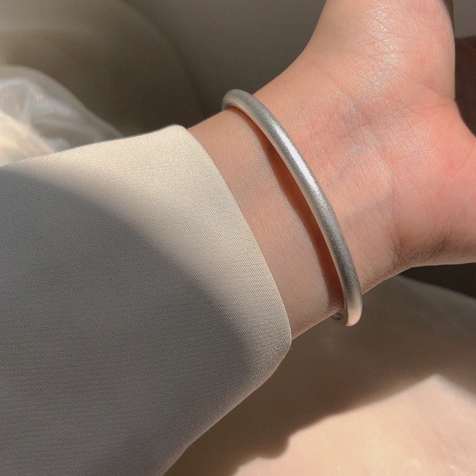 Vòng đeo tay bạc sterling kết cấu mờ có thể điều chỉnh không gây dị ứng