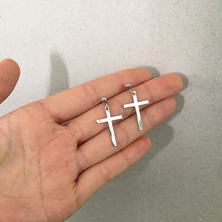 Khuyên tai hình chữ thập phong cách cá tính thời trang cho nam