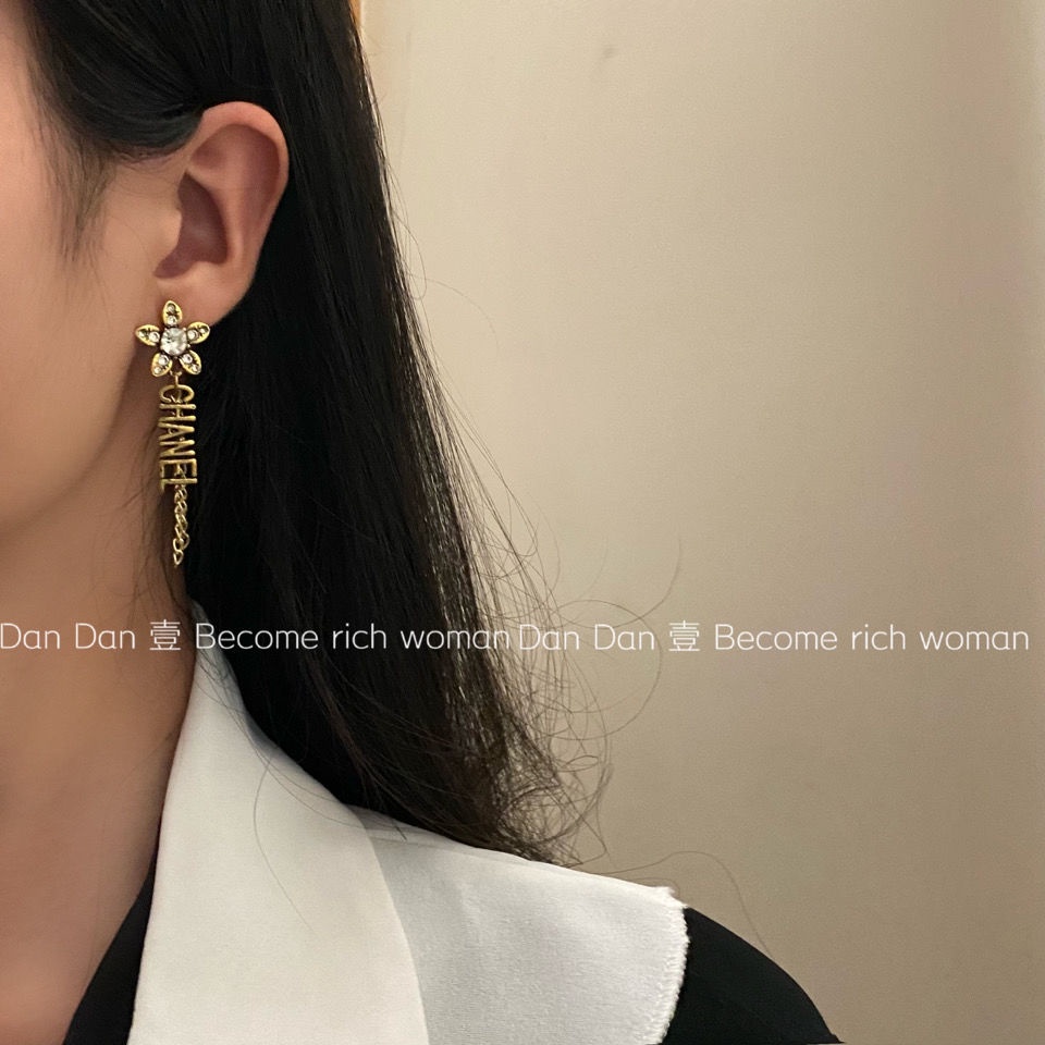 Hoa Tai Kim Cương Phối Tua Rua Thiết Kế Thời Trung Cổ Đại