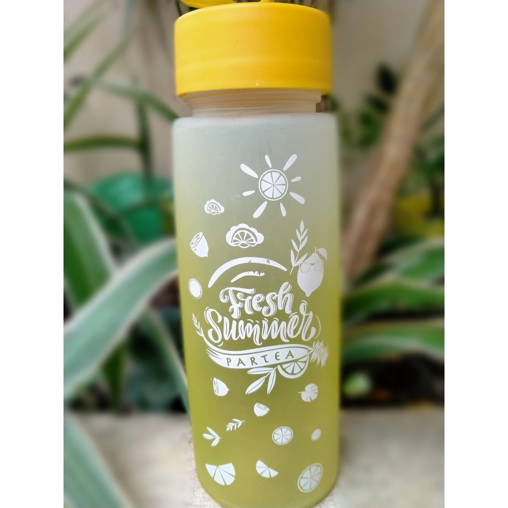 Bình thủy tinh đựng nước 500ml có dây xách màu vàng