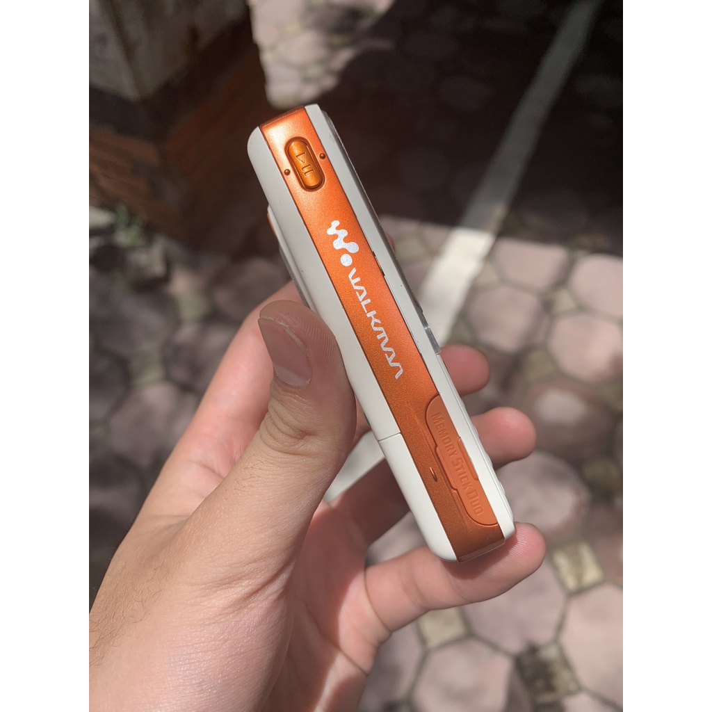 Điện thoại sony w800i nữ hoàng nhạc số