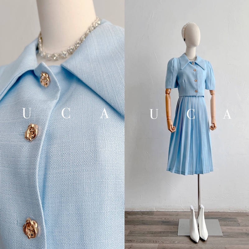 Váy set xanh trời: áo cổ bẻ tay cộc croptop, chân váy cùng màu xếp ly dọc a dài