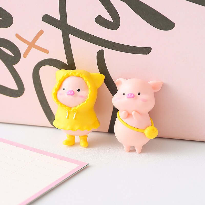 Chú heo mặc áo mưa mini màu vàng dùng trang trí máy tính