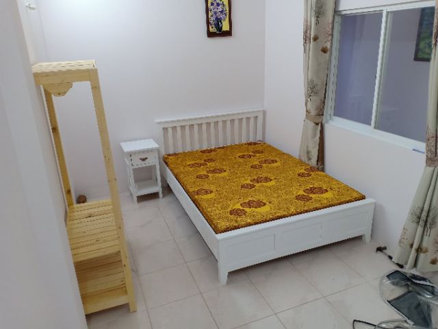 Giường gỗ thông nhập khẩu 1,6x2m màu trắng hiện đại