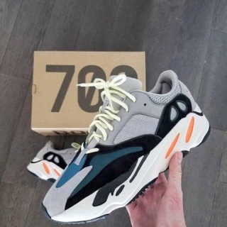 Giày thể thao Y 700