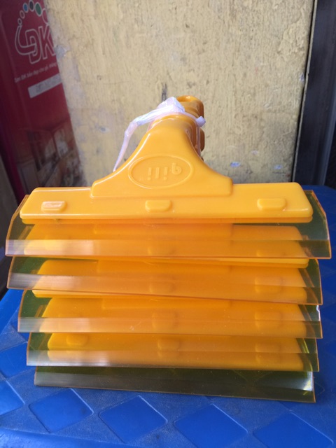 Gạt lau kính cầm tay