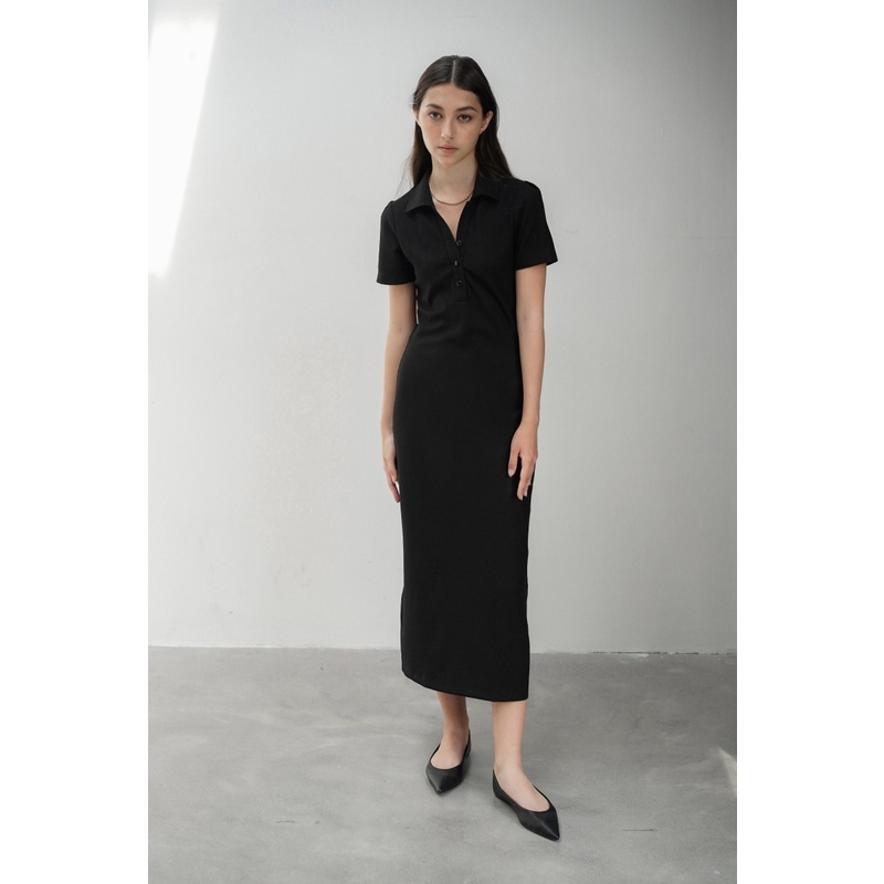 Váy midi MONOTALK cổ polo đính cúc trang trí váy dáng dài màu Đen O10019TK