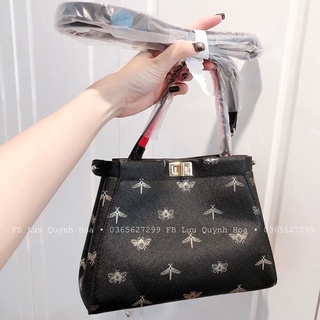 Túi gift Estee Lauder màu đen con ong có dây đeo chéo