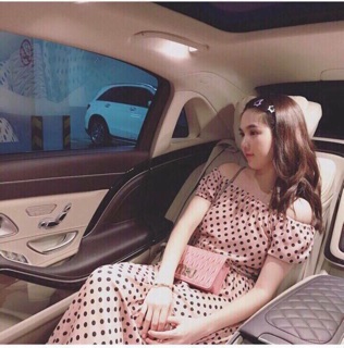 Đầm maxi trễ vai chấm bi