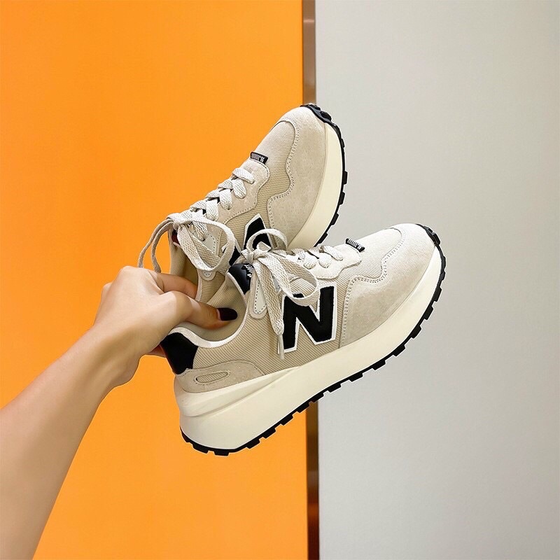 Giày thể thao nữ đế cao êm giày có chữ N khoá dây