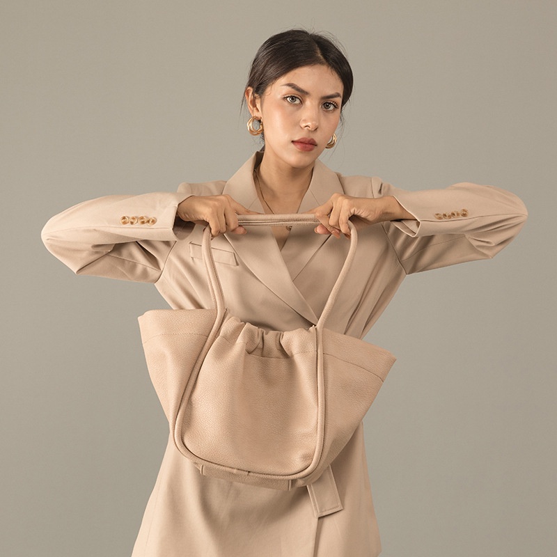 Túi Tote Đeo Vai Sức Chứa Lớn Màu Trà Sữa Xếp Ly Đơn Giản Cho Nữ