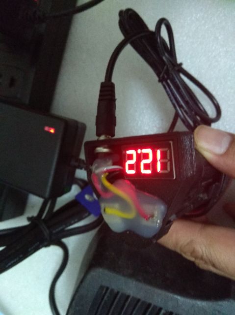 Đế sạc bosch 10.8V với đồng hồ đo vol led