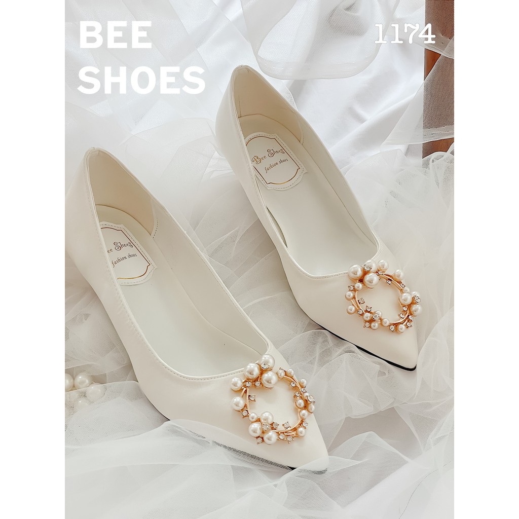 BEESHOES - GIÀY CAO GÓT NỮ MŨI NHỌN HỌA TIẾT ĐÁ TRÒN NGỌC - GIÀY CAO GÓT NỮ GÓT NHỌN CAO 3 PHÂN SẴN MÀU TRẮNG 201174