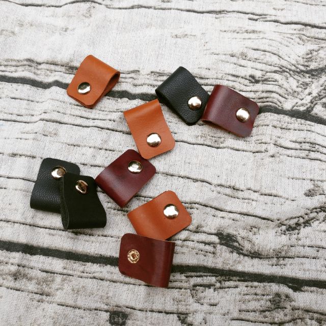 Kẹp cuốn tai nghe, cáp sạc da thật handmade khuy bấm