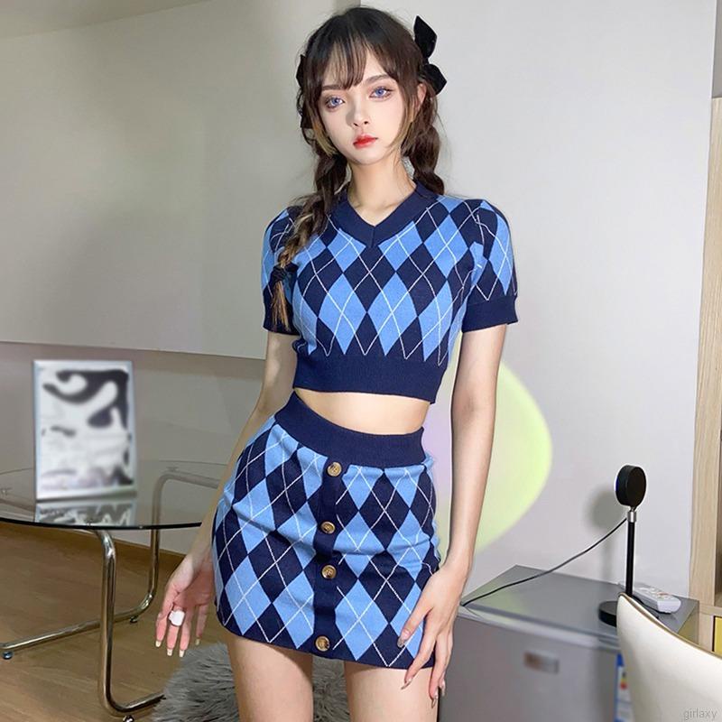 Áo croptop tay ngắn cổ chữ V họa tiết sọc caro/ chân váy lưng cao phong cách Hàn Quốc cho nữ