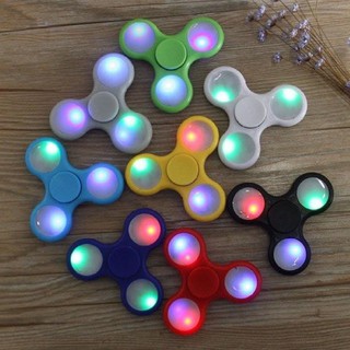 Con quay FIDGET SPINNER (Có đèn LED 3 màu)- Đồ chơi hot nhất 2017