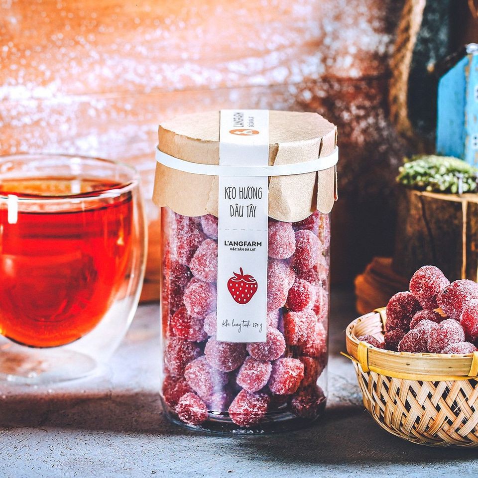Kẹo hương dâu tây L'ang Farm hũ 270g Hương vị thơm ngon, độ ngọt vừa phải