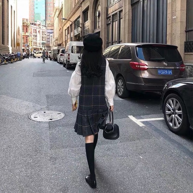 Set váy yếm dạ kẻ suông xếp ly đính cúc và áo sơ mi trắng tay bồng hàng Qc