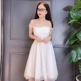 Đầm trắng trễ vai lưới đính hoa