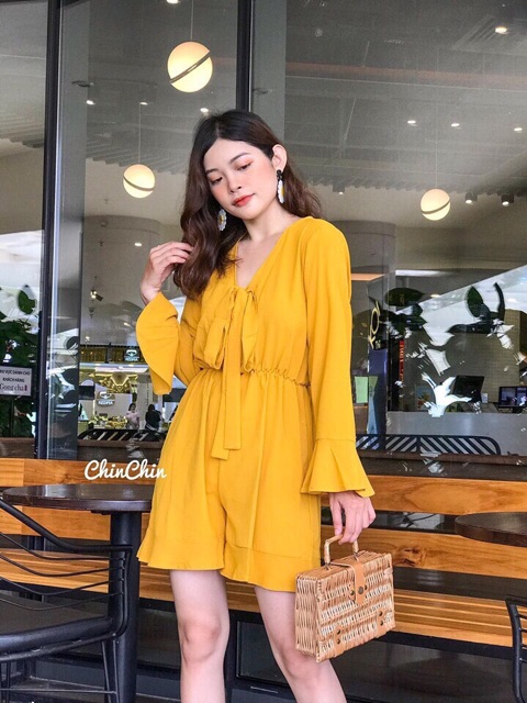 Jumsuit vàng cột nơ ngực ktrẻ trung kt