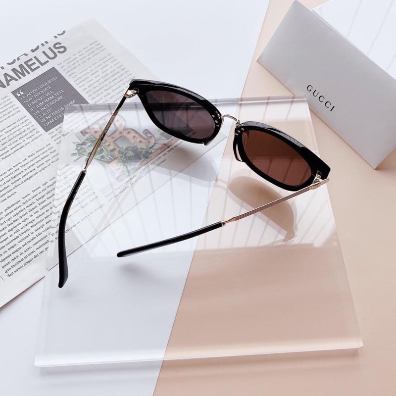 Mắt kính mát Form Unisex Gucci .