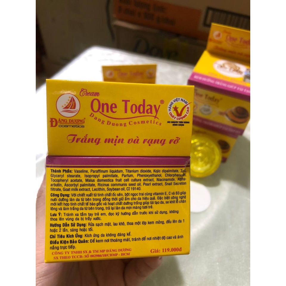 Kem dưỡng trắng da tái tạo