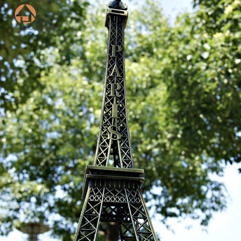 Mô hình tháp Eiffel bằng đồng