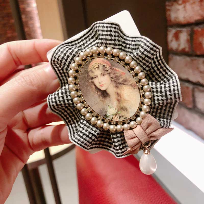 Ghim cài áo 5 đầu hoa trà đính ngọc trai sang trọng