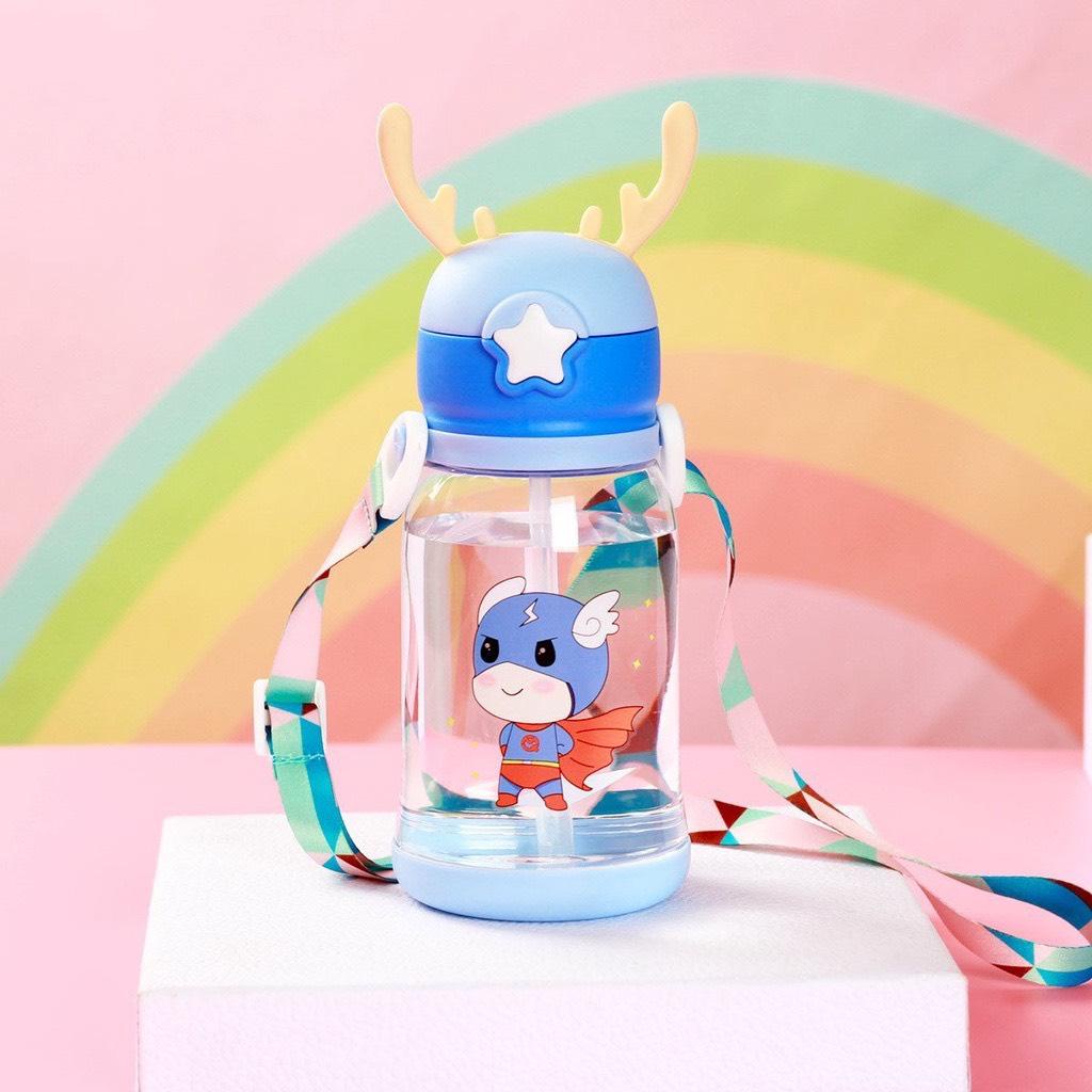 Bình nước đi học 600ml Hươu Hoạt Hình có dây đeo cho bé